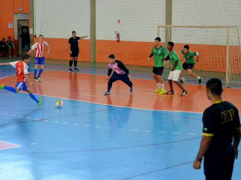  Prefeito Jorge Pozzobom prestigiou o início das partidas de Futsal (Foto: João Alves)