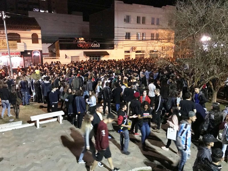 Temperatura amena levou grande quantidade de público à Praça Saturnino de Brito na segunda noite da Calourada Segura (Foto: Divulgação)