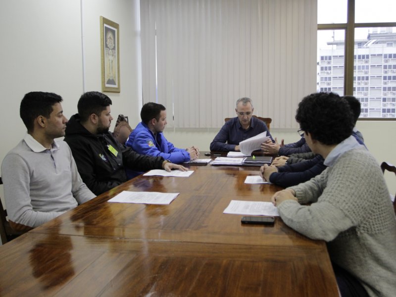 Chefe do Executivo recebeu jovens de diversos movimentos sociais (Foto: Deise Fachin) Chefe do Executivo recebeu jovens de diversos movimentos sociais (Foto: Deise Fachin)