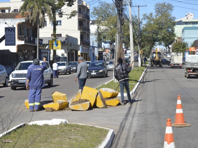 Três pontos de retorno na Avenida Ângelo Bolson foram fechados com blocos de concreto (Foto: Divulgação)(