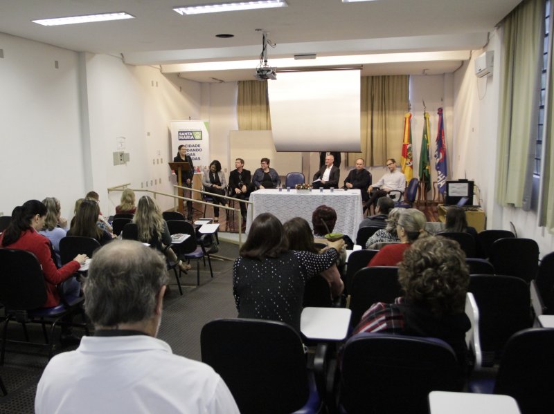 Reunião de trabalho ocorreu, na tarde desta quinta-feira, na Escola Estadual Maria Rocha (Foto: Deise Fachin)