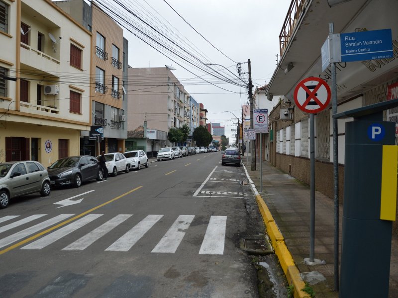 As novas vagas de estacionamento já estão definidas com sinalização horizontal e vertical (Foto: João Alves)