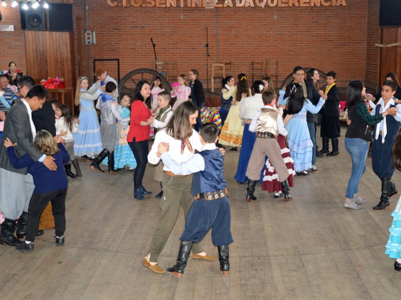 Legenda: Dança e integração marcaram a visita ao CTG (Foto: João Alves)