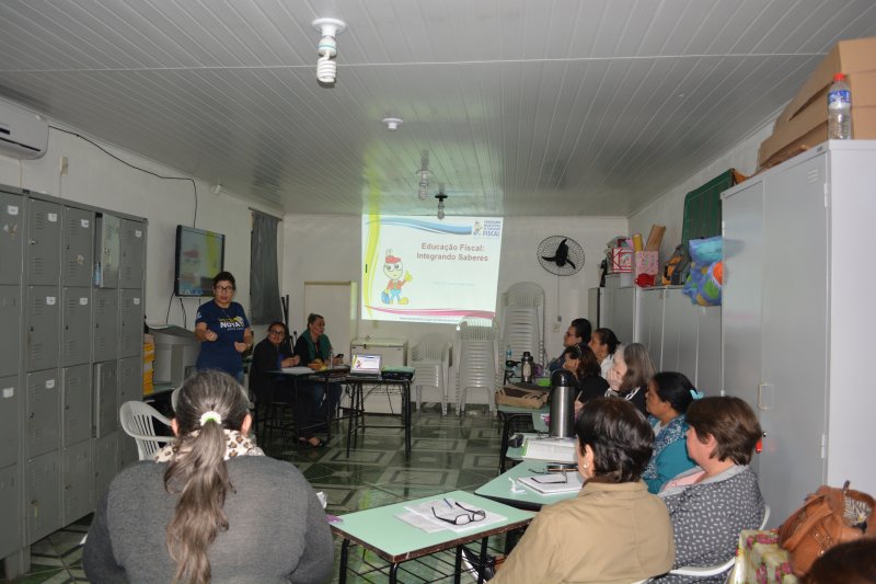 Coordenadora adjunta do PMEF, Adriana Aires, ministra palestra aos professores. (Foto: Rozania Rosa)