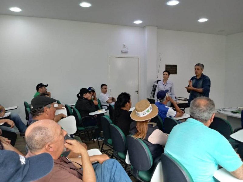 Na quinta-feira, Prefeitura e UFSM reuniram os agricultores para montar um portfólio (Foto: Divulgação/Prefeitura)