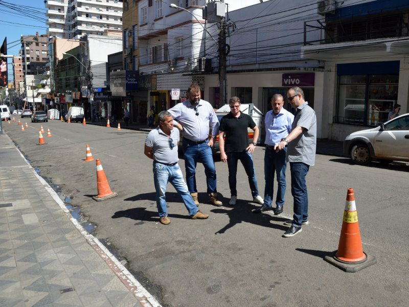 Equipes da Prefeitura estiveram no local vistoriando o impacto da ação (Foto: João Alves)