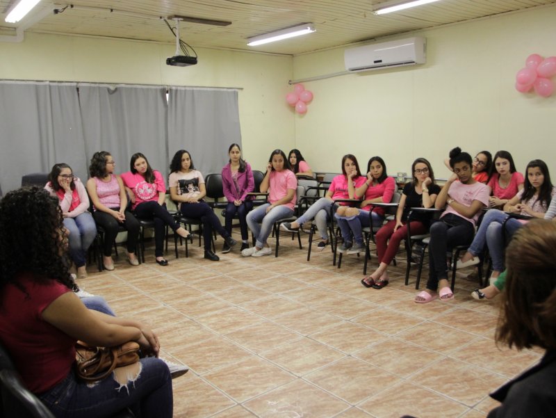 Meninas do 8º e 9º anos participaram de roda de conversa e dinâmica (Foto: Deise Fachin)