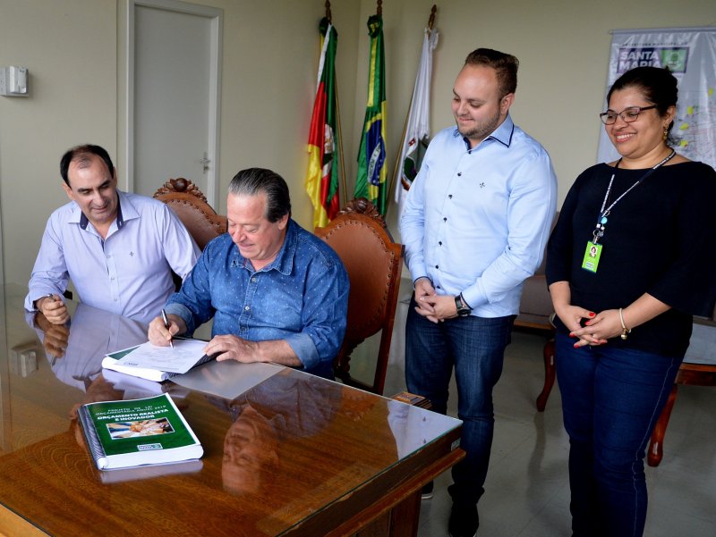 Prefeito em exercício Sergio Cechin assinou a proposta orçamentária nesta terça, para que ela seja entregue, na quarta, ao Legislativo (Foto: João Alves)
