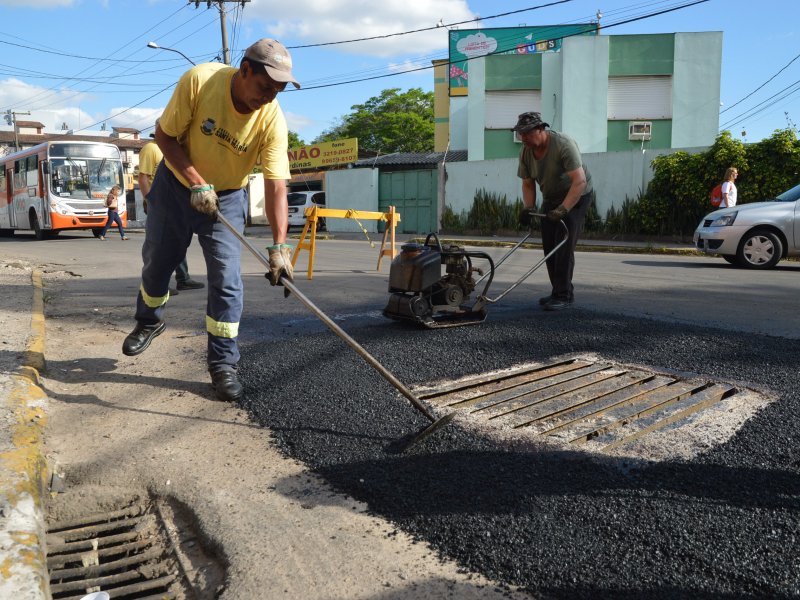  Nesta quinta-feira, a operação tapa-buracos foi realizada em vias do Centro (Foto: João Alves/Prefeitura)