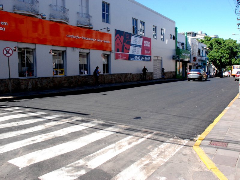 Na Rua Pinheiro Machado, no Bairro Centro, foi feita “capa asfáltica” (Foto: João Vilnei/Prefeitura)