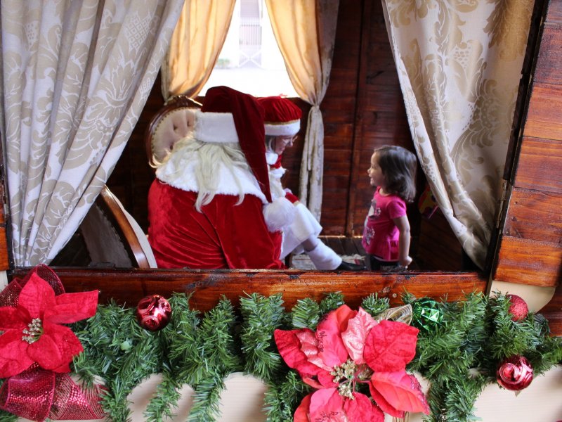 Papai e Mamãe Noel recebem pedidos e dão dicas e orientações às crianças (Foto: Deise Fachin)