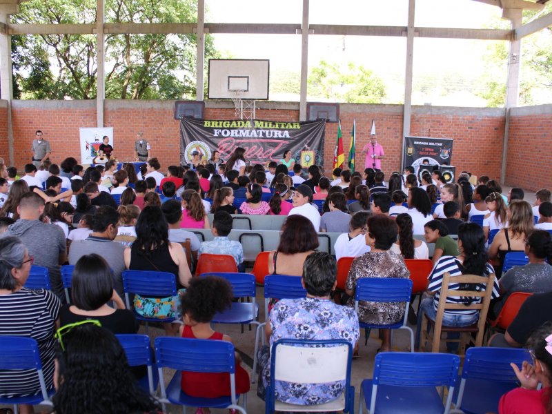 Nesta quinta-feira, foi realizada a formatura de alunos de três escolas da cidade (Foto: Deise Fachin)