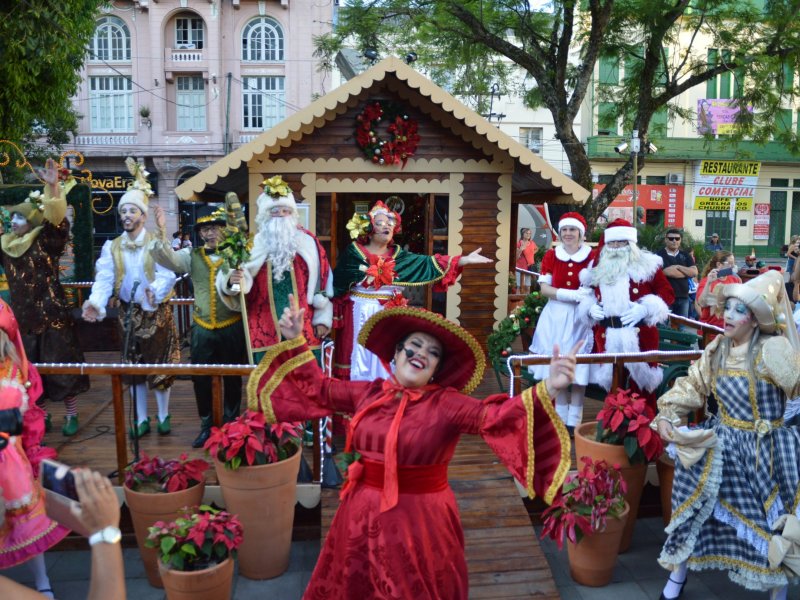 Apresentações foram realizadas na Casa do Papai Noel e no palco principal da praça (Foto: João Alves)