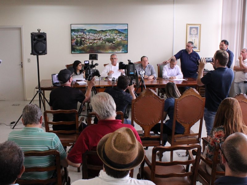 Coletiva de imprensa contou com a presença do prefeito Pozzobom, do vice-prefeito Cechin e de secretários de Governo (Foto: Deise Fachin)