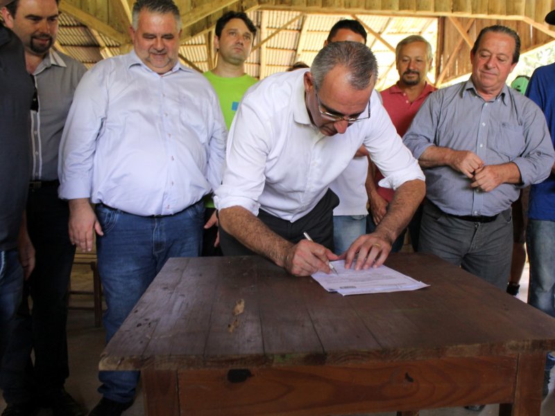 Assinatura do documento reuniu autoridades e produtores do distrito (Foto: Deise Fachin)