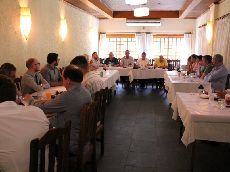 Reunião-almoço foi realizada nesta segunda-feira (Foto: Deise Fachin)