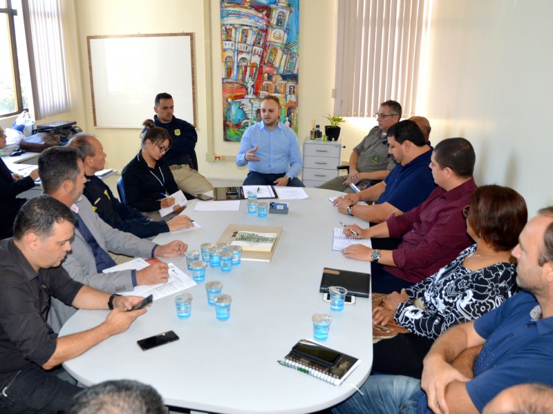Chefe da Casa Civil, Guilherme Cortez, que acompanha a recepção aos universitários, reuniu diversas secretarias de Município Chefe da Casa Civil, Guilherme Cortez, que acompanha a recepção aos universitários, reuniu diversas secretarias de Município